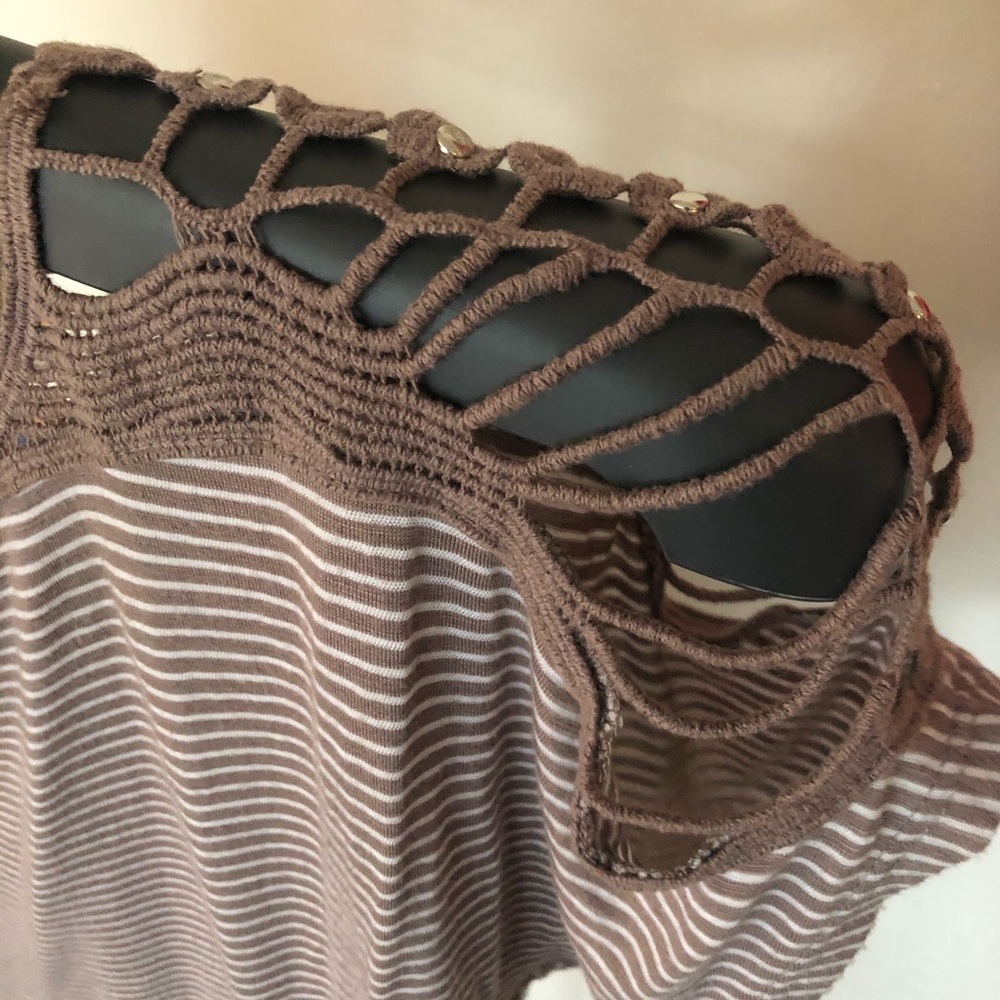 Striped T-shirt w delicate embroidered shoulders